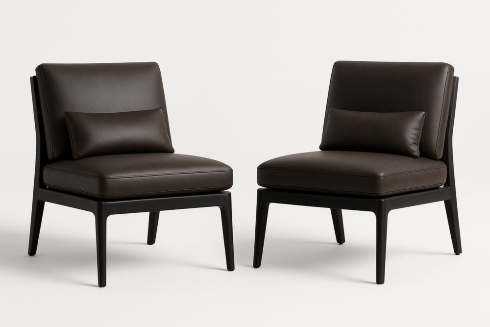 Paire de fauteuils en cuir synthétique marron avec structure en bois