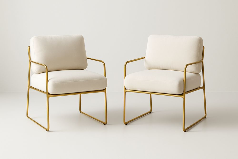 Paire de fauteuils en tissu crème avec cadre en métal doré