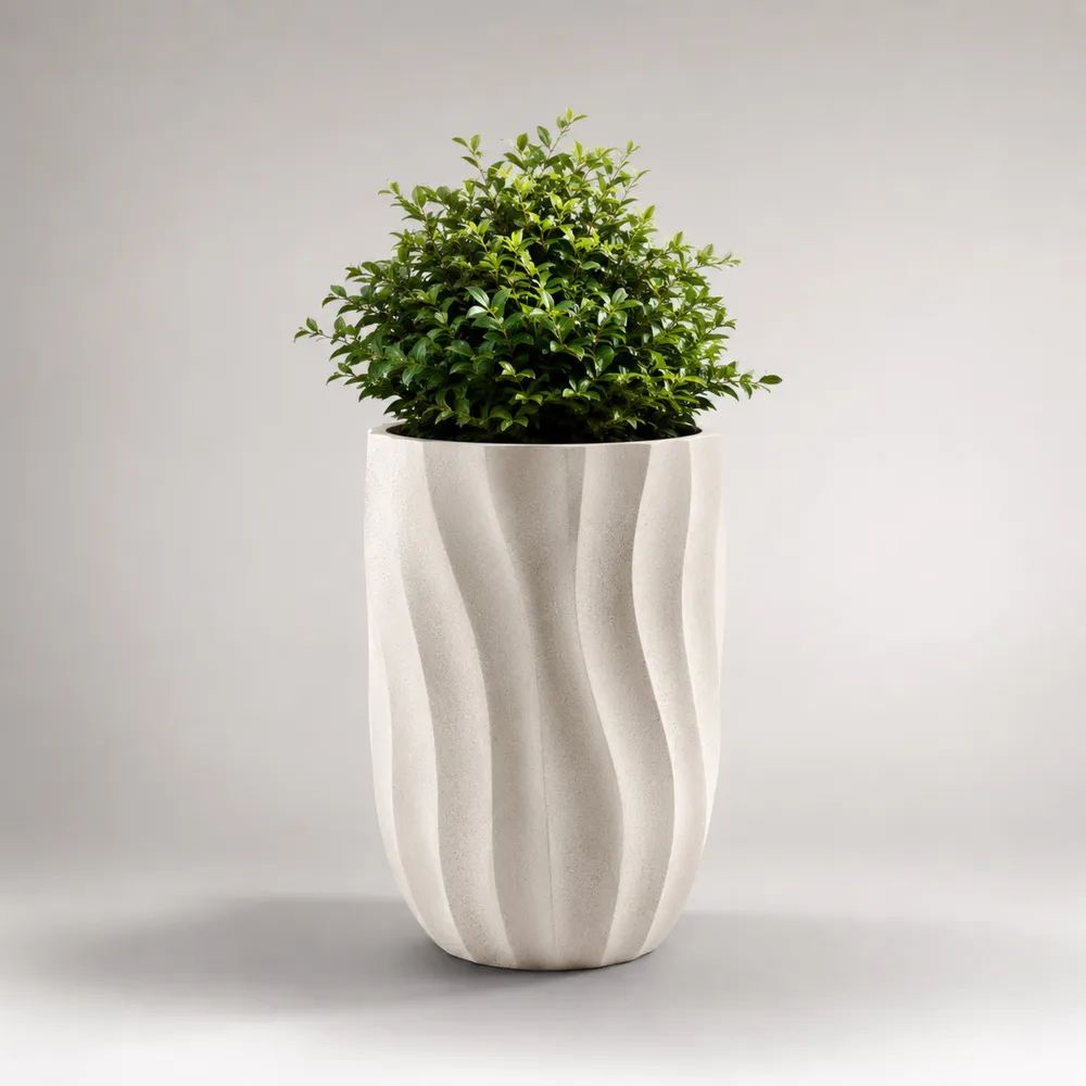 Vaso alto bianco con rilievo ondulato